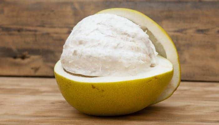 Pomelo: Halb aufgeschnittene gelbe Pomelofrucht