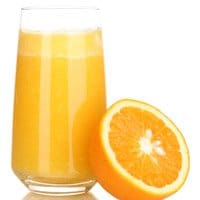 Glas Orangensaft und eine halbe Orange