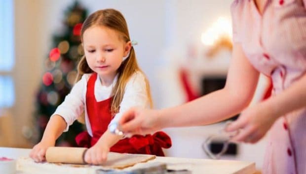 Mama und Tochter backen gemeinsam Weihnachtskekse