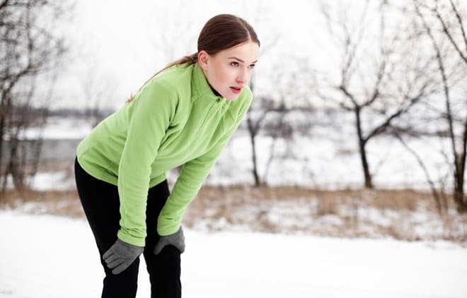 Frau joggt im Winter