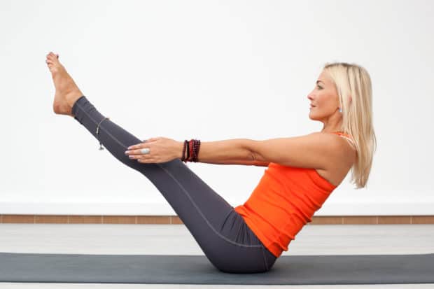 Frau macht Yoga das Boot