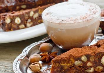 Feigen Macadamia Kuchen mit einer Tasse Cappucino