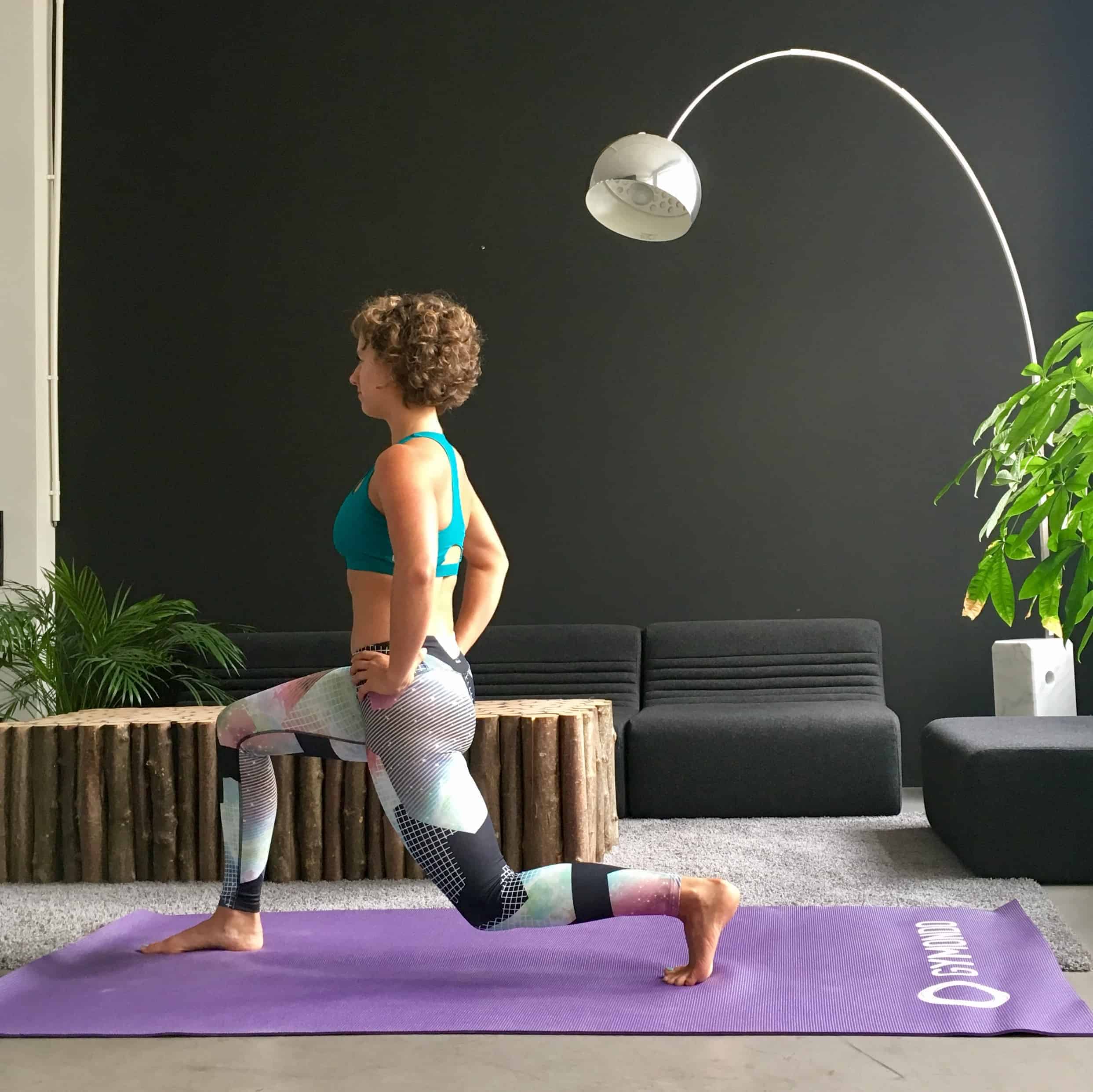 Frau macht Lunges auf lila trainingsmatte