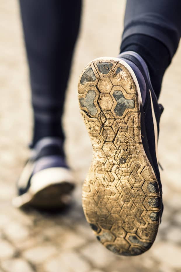 Turnschuhe einer Frau die joggt von hinten