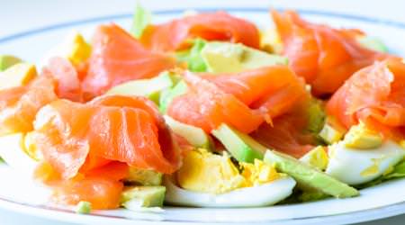 Salat mit Ei, Avocado und Räucherlachs