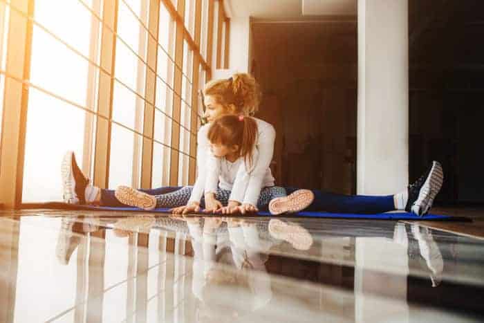 Alleinerziehene Mutter macht Sport mit ihrem Kind