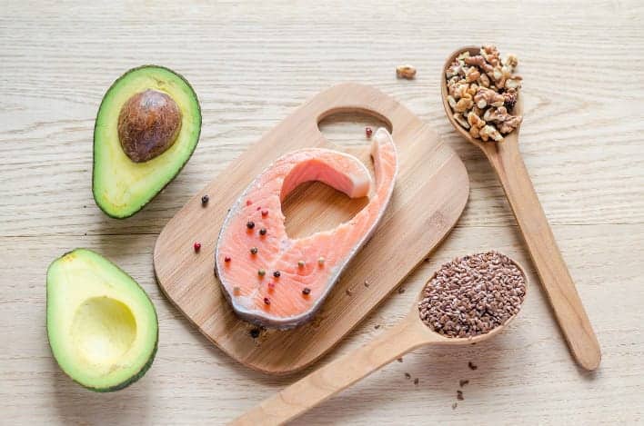 Avocado, Lachs und Samen: gesunde Lebensmittel mit einer hohen Kaloriendichte.