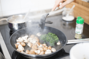 Champignons und Spinat nur noch lecker würzen und ab in die Porridge Bowl!