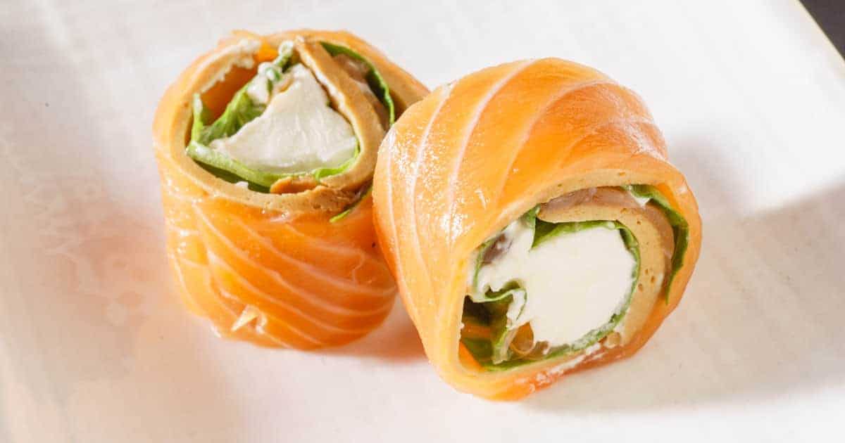 Sushi Röllchen mit Lachs