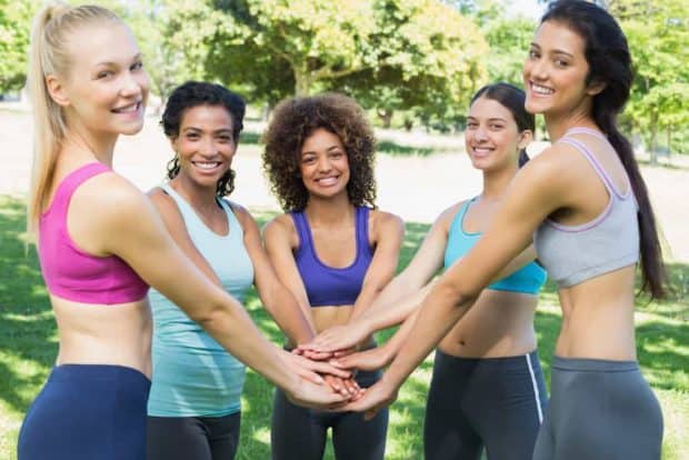 Verschiedene Frauen zusammen bei Training machen Übungen für jeden Figurtyp