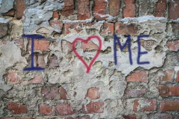 Unverputzte Hauswand mit Grafitti I love me