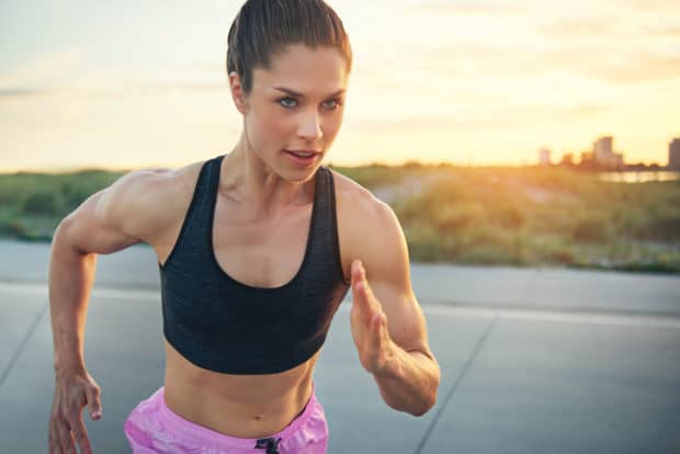 Junge Frau hochkonzentriert beim Training