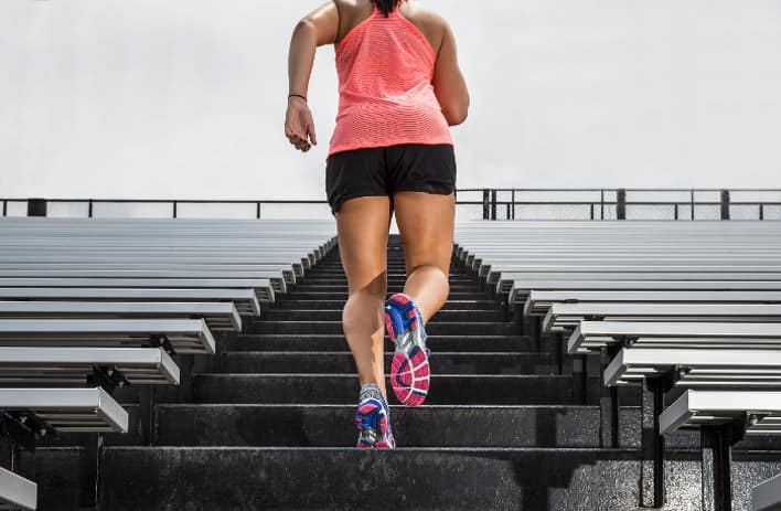 Sportlerin macht Tabata Training auf einer Treppe.