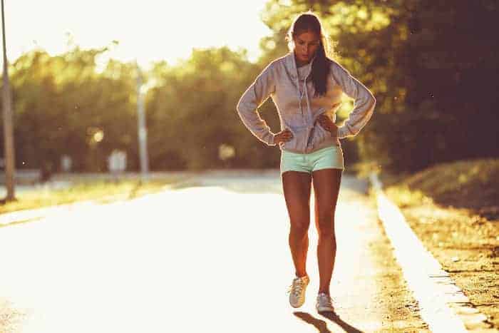 Sportlerin macht Pause beim Training