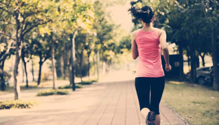 Frau macht Sport im Park